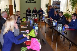 Zamieszanie podczas pierwszej sesji Rady Powiatu Braniewskiego. 