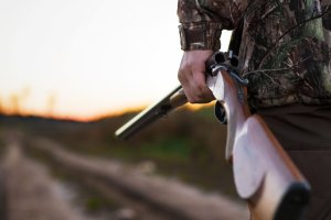 Policja wyjaśnia okoliczności postrzelenia myśliwego po polowaniu