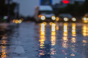 Marznące opady i gołoledź. Synoptycy ostrzegają przed śliskimi drogami