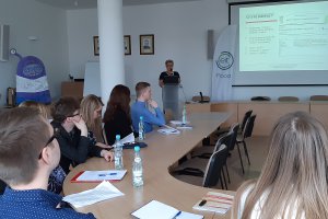 Jak działa wykrywacz sfałszowanego mleka? Młodzi naukowcy przedstawili wynalazki, które zmienią rynek żywności