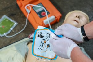 Szkoła w Łęgajnach otrzymała sprzęt ratujący życie