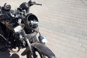 Motorowerzysta potrącił starszą kobietę na przejściu. 84-latka trafiła do szpitala