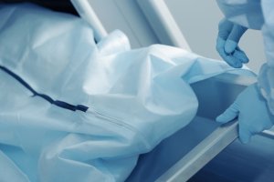 Zmarła 15-latka, która podczas kuligu uderzyła w drzewo. Do tragicznego wypadku doszło kilka dni temu koło Elbląga