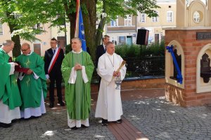 Płaskorzeźby świętych na zdroju przy olsztyńskiej katedrze. Data odsłonięcia nie jest przypadkowa