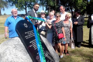 Ostatni rabin został zamordowany w obozie koncentracyjnym. W Ełku odsłonięto głaz z tablicą upamiętniającą tamtejszych Żydów