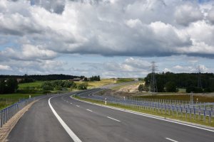 Utrudnienia na drogach regionu. Trwają prace na poboczach