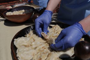 Zjedz pierogi i zaszczep się przeciwko koronawirusowi. Festyn przygotowały 