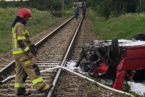 Groźny wypadek na przejeździe kolejowym w Pasłęku. Osobówka zderzyła się z pociągiem