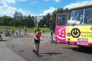 Autobus Kultury na osiedlu Pojezierze