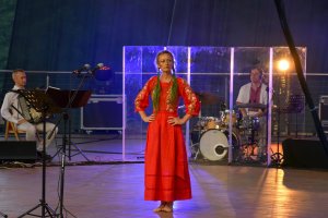 Świat Muzyki Hybrydowej zawitał do Mrągowa. Koncerty i nauka tańca tradycyjnego potrwają do wieczora