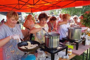 Z sarniną, grzybami, białą kiełbasą, jagodami i innymi pysznościami. Tłumy turystów zjechały na Warmińską Ucztę Pierogową