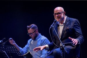 Twórczość Wojciecha Młynarskiego w wykonaniu Piotra Machalicy. Wyjątkowy koncert podczas Festiwalu Teatrów Ulicznych