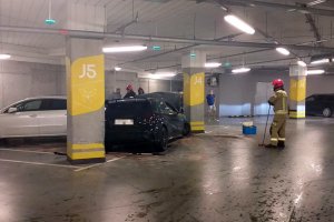 O wypadku w elbląskim centrum handlowym policję powiadomiło... auto