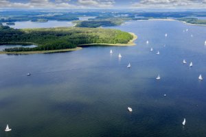 Ochrona czy inwestycja? Spór o zabudowę nad jeziorem Kisajno