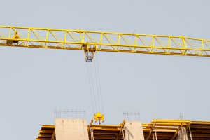 O włos od tragedii. Zasłabł operator dźwigu. Do akcji wkroczyli strażacy z grupy ratownictwa wysokościowego