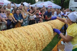 Ważył prawie 80 kilogramów i miał 5 metrów długości. W Żytkiejmach na Mazurach upieczono gigantycznego sękacza