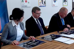 Ponad 13 milionów złotych na drogi w powiecie ełckim. Wojewoda podpisał wnioski na rządowe wsparcie