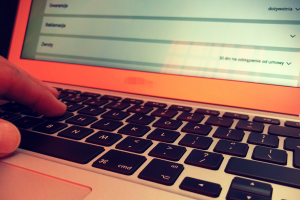 Policja radzi: bądźmy ostrożni w kontaktach z nieznajomymi. Chrońmy swoje dane