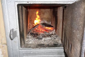 Początek sezonu grzewczego i już pierwszy mandat. Straż Miejska w Elblągu ukarała mieszkańca za palenie odpadami