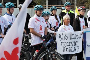 Jadą na rowerach do grobu błogosławionego księdza. Uczestnicy sztafety uczczą pamięć Jerzego Popiełuszki