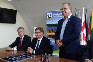 Sprzęt ratujący życie, samochód do nauki jazdy i maszyny biurowe. Wojewoda przekazał promesy placówkom w Piszu i Gołdapi