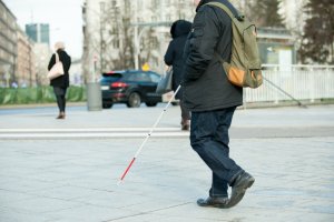 Dziś Dzień Białej Laski. Rozwój techniki pomaga osobom niewidomym