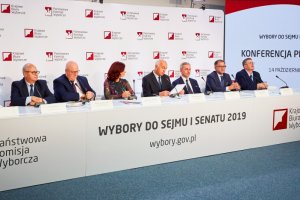 PKW podała oficjalne wyniki wyborów. PiS zwycięzcą niedzielnych wyborów do Sejmu. W Senacie większość ma opozycja