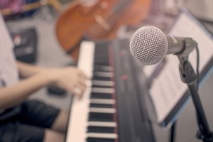 Młodzi artyści śpiewają filmowe przeboje w Olsztynie