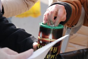 Zbiórka pieniędzy na rzecz zabytkowych olsztyńskich cmentarzy. Wśród kwestujących byli m.in. artyści, społecznicy i politycy