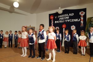 Patriotyczne pieśni i tańce w wykonaniu najmłodszych. W Olsztynie i Dobrym Mieście dzieci zaprezentowały swoje talenty