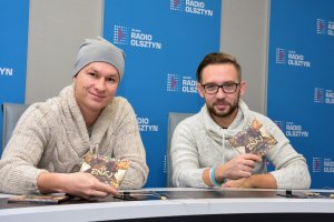 Enej w studiu Radia Olsztyn. Muzycy promowali płytę i pomalowali bombki