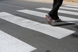 Przejścia dla pieszych i przejścia sugerowane. Kto ma pierwszeństwo?