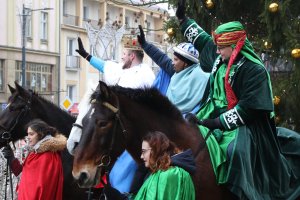 Barwny orszak na ulicach Olsztyna. W największych w regionie ulicznych jasełkach wzięli udział mieszkańcy, aktorzy i wolontariusze