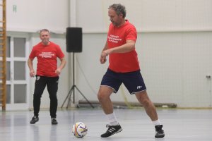 Zagrali dla ofiar grudniowego pożaru. Sportowcy i politycy zmierzyli się w meczu charytatywnym