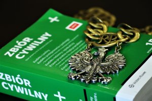 Co należy się zwalnianym osobom? Prawnicy udzielą bezpłatnych porad