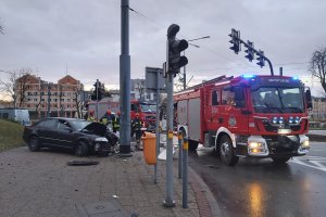 Z impetem uderzył w słup i wypadł z samochodu. 