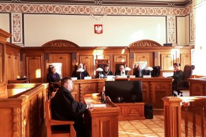 „Usiłował pozbawić życia własne dziecko”. W Elblągu ruszył proces ojca, który fizycznie znęcał się nad 3-miesięcznym synkiem