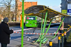 Zniszczył wiatę autobusową i uciekł. Policja ustaliła do kogo należy samochód, który staranował przystanek. Kto nim kierował?