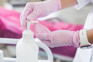 Nowy raport zakażeń koronawirusem. Zmarła jedna osoba z regionu