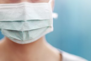 Obowiązek noszenia maseczek w szpitalach i aptekach przedłużony