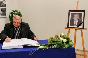 Mieszkańcy Elbląga żegnają byłego prezydenta Henryka Słoninę. Księga kondolencyjna dostępna jest także w wersji wirtualnej