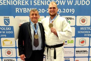 Olsztyński judoka nie przerywa zajęć. Ćwiczy, wnosząc tatę-trenera po schodach