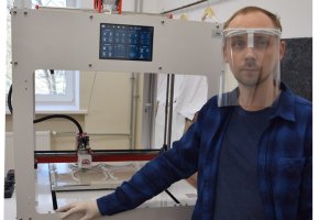 Dwa wydziały Uniwersytetu Warmińsko-Mazurskiego połączyły siły, aby drukować plastikowe przyłbice