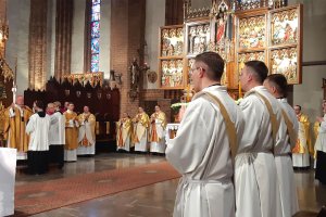 Diakoni przyjmą święcenia. Jak jest ich rola w Kościele?