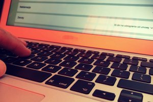 Okradł ponad 130 osób z całego kraju. Na trop oszusta internetowego z lubuskiego wpadli policjanci z Ostródy