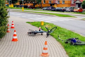 Czołowe zderzenie rowerzystów w Ełku. W regionie coraz więcej wypadków z udziałem kierowców jednośladów