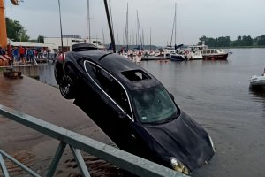 Ten błąd mógł skończyć się tragicznie. Kierowca porsche pomylił biegi i wjechał do jeziora