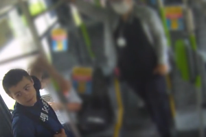 Zniszczone drzwi w olsztyńskim autobusie. Policja publikuje wizerunek sprawcy [WIDEO]