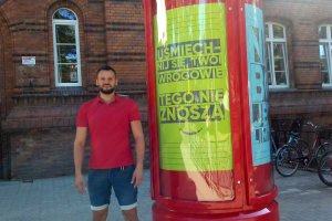 W Ełku stanął... słup na dobre wiadomości. Ma promować działalność organizacji pozarządowych