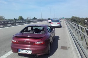 Jechał bez szyb i prawa jazdy. Policja zatrzymała 21-latka pod wpływem narkotyków